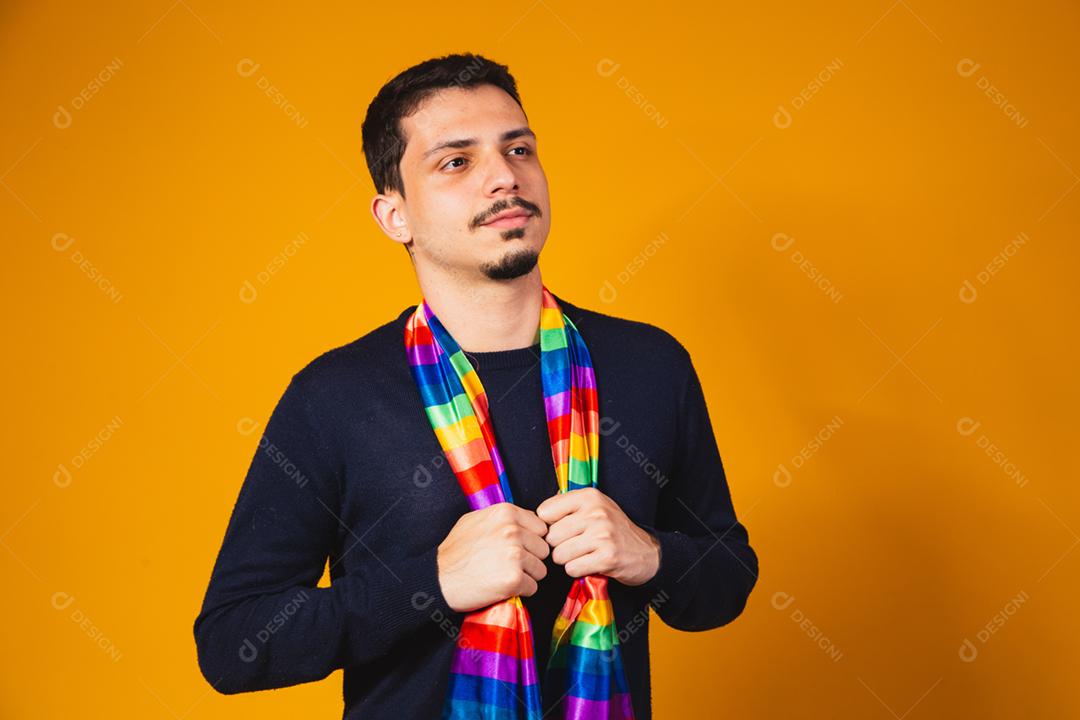 Orgulho gay. Garoto homossexual com a bandeira lgbt no pescoço