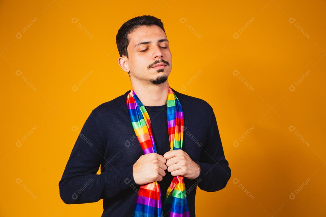 Orgulho gay. Garoto homossexual com a bandeira lgbt no pescoço