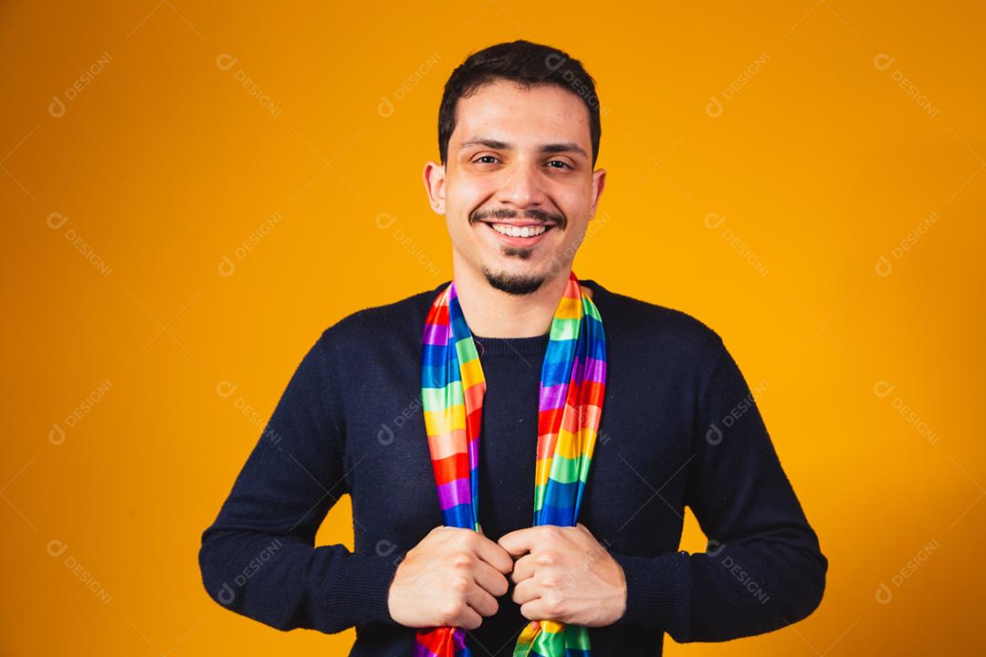 Orgulho gay. Garoto homossexual com a bandeira lgbt no pescoço