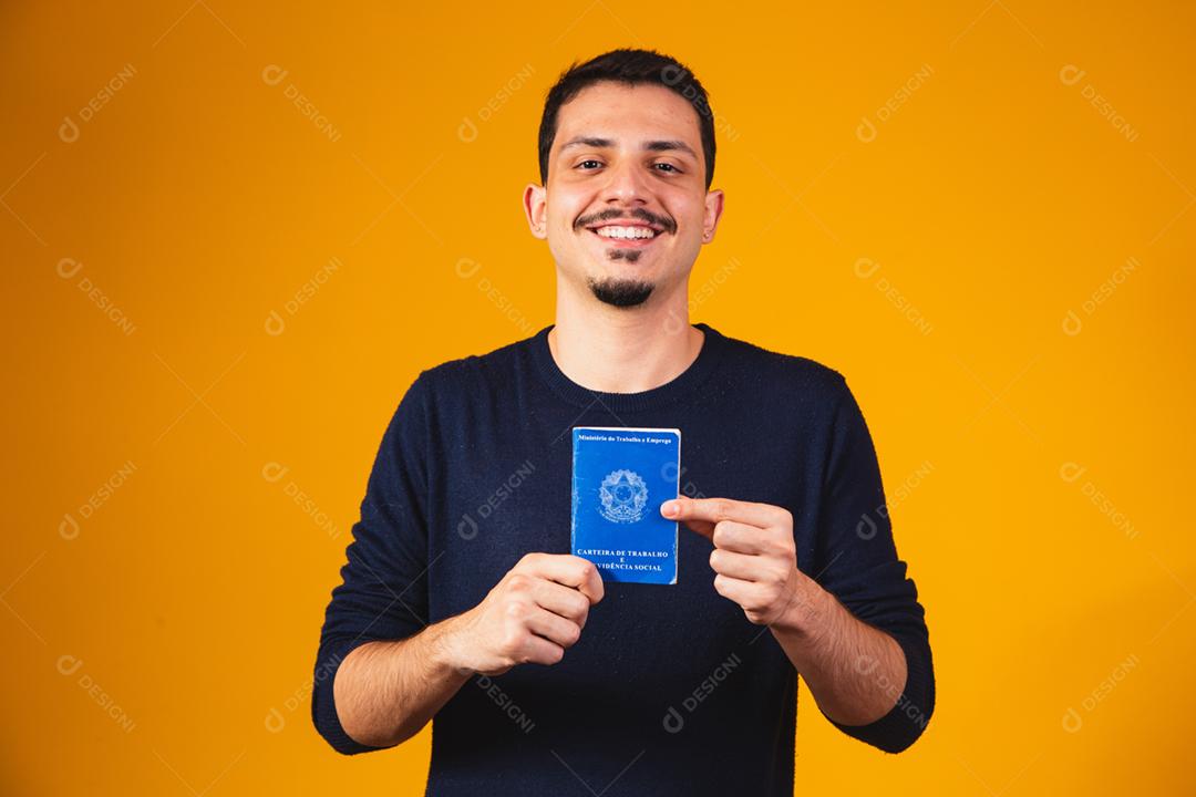 Homem brasileiro segurando uma carteira de trabalho social