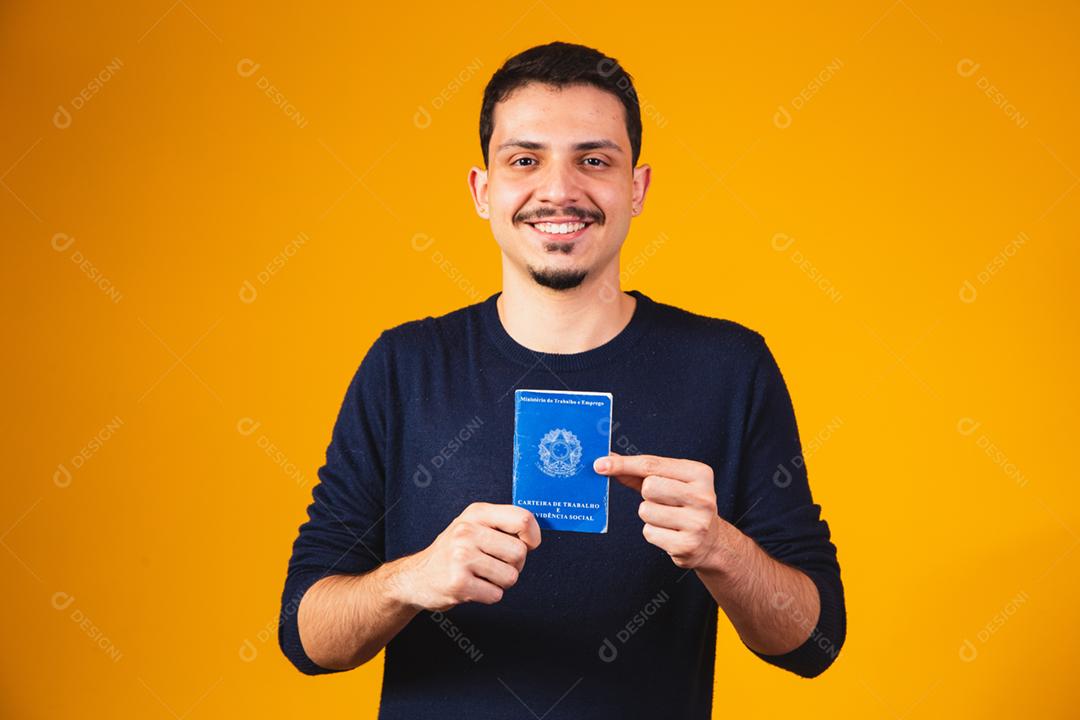 Homem brasileiro segurando uma carteira de trabalho social