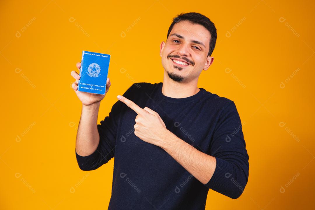 Homem brasileiro segurando uma carteira de trabalho social