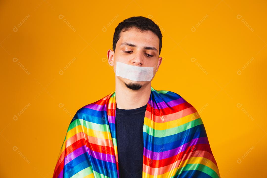 Jovem rapaz homossexual com a boca fechada em silêncio pelo violencia