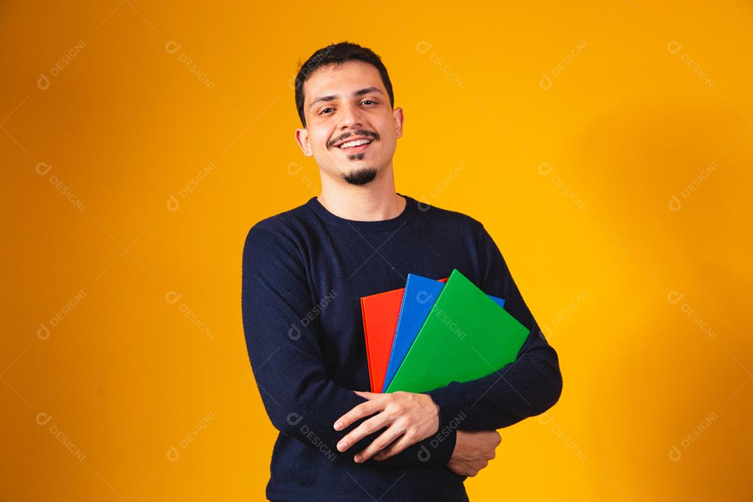 Menino jovem estudante sobre fundo amarelo.