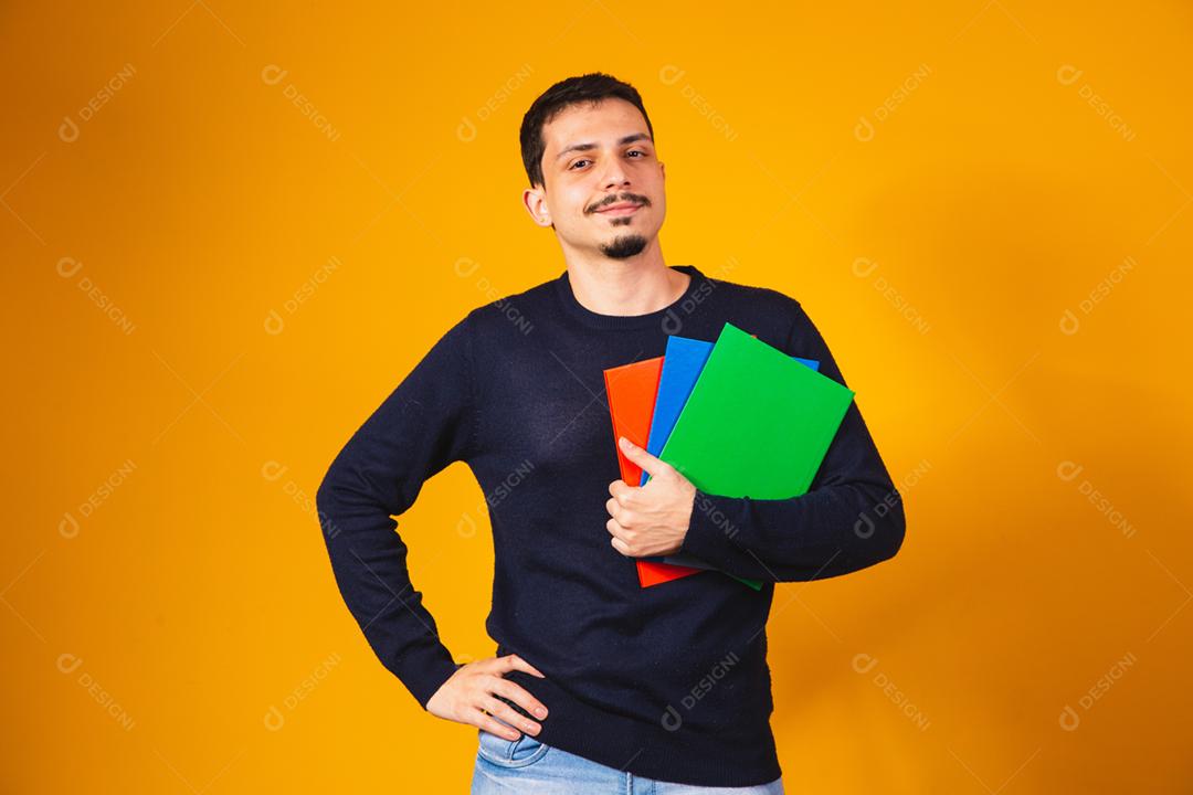 Menino jovem estudante sobre fundo amarelo.