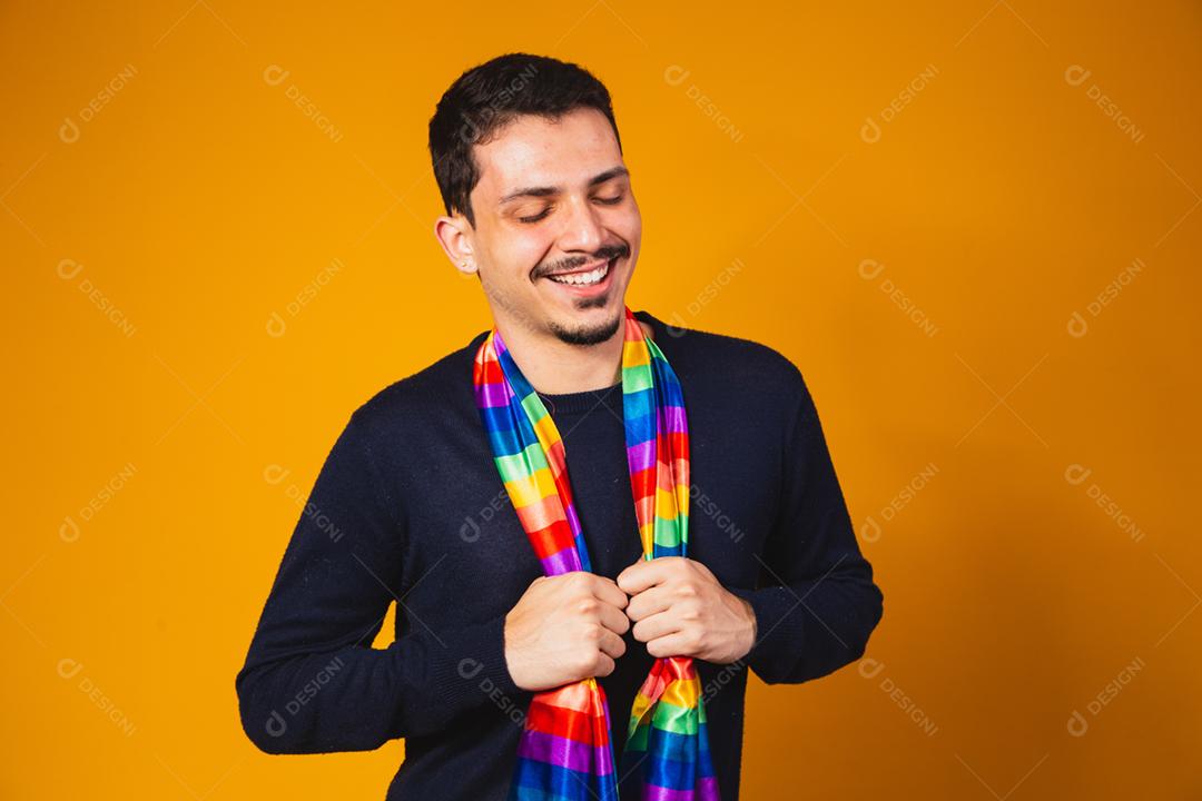 Orgulho gay. Garoto homossexual segurando bandeira lgbt em fundo amarelo