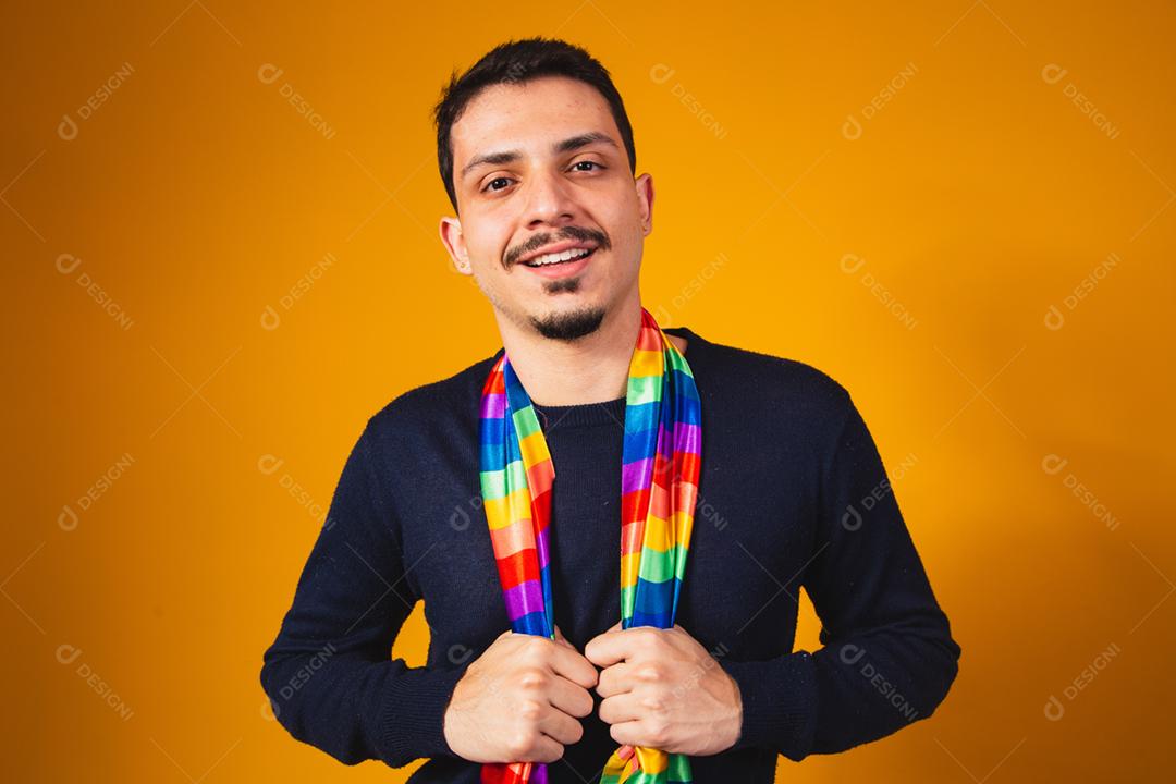 Orgulho gay. Garoto homossexual segurando bandeira lgbt em fundo amarelo