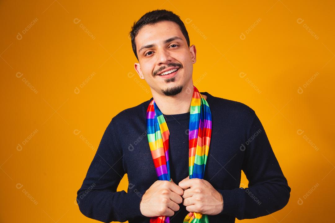 Orgulho gay. Garoto homossexual segurando bandeira lgbt em fundo amarelo