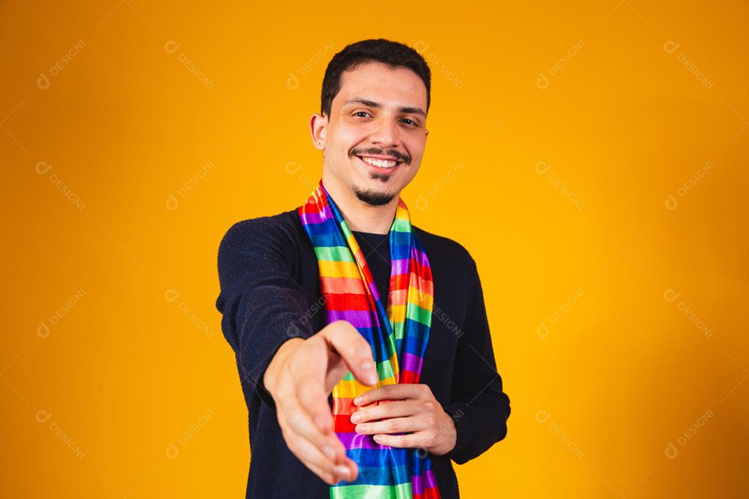 Orgulho gay. Garoto homossexual segurando bandeira lgbt em fundo amarelo