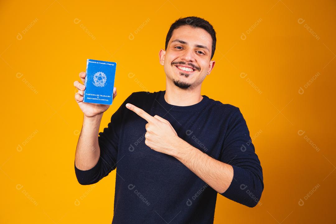 Homem brasileiro segurando uma carteira de trabalho social