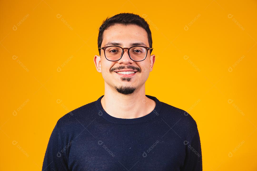 Tiro na cabeça de cara usando óculos olhando para a câmera com sorriso,