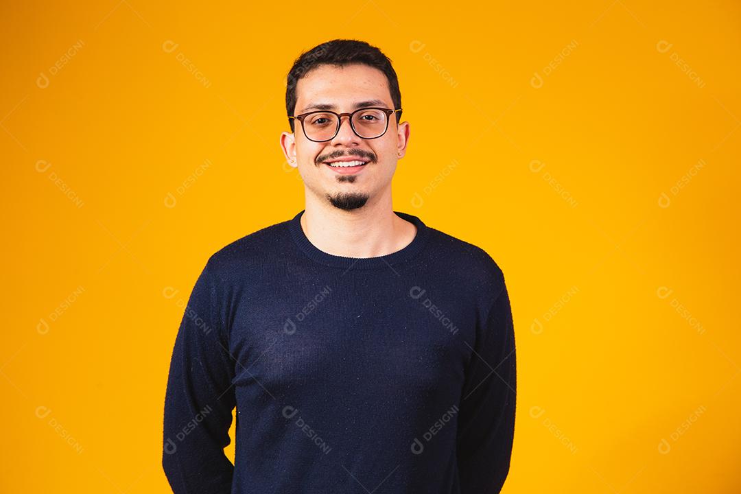 Tiro na cabeça de cara usando óculos olhando para a câmera com sorriso,