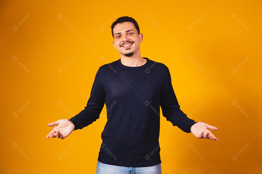 homem bonito apontando para o lado