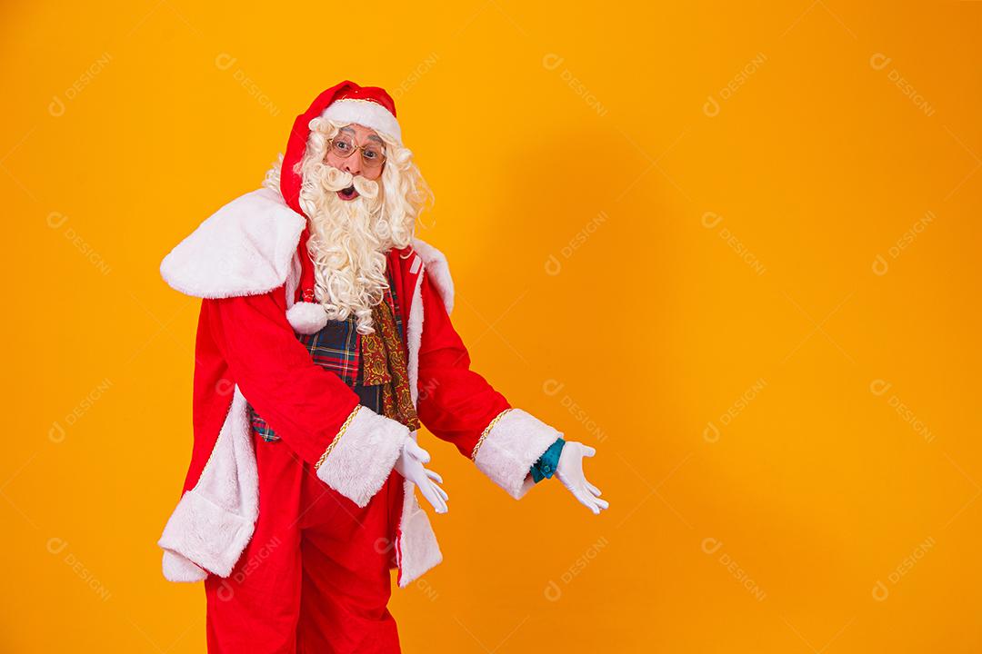 Papai Noel apontando para o lado