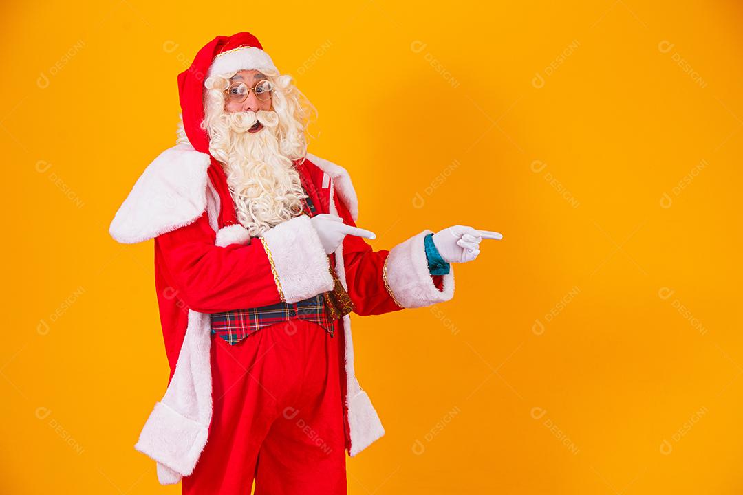 Papai Noel apontando para o lado