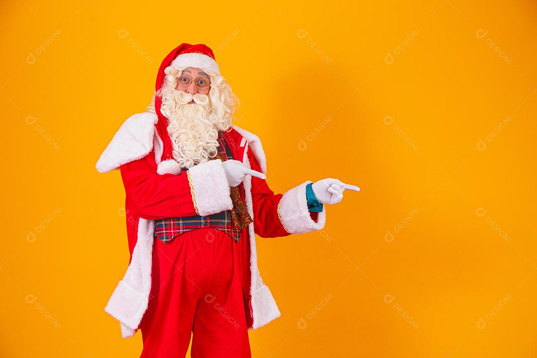 Papai Noel apontando para o lado