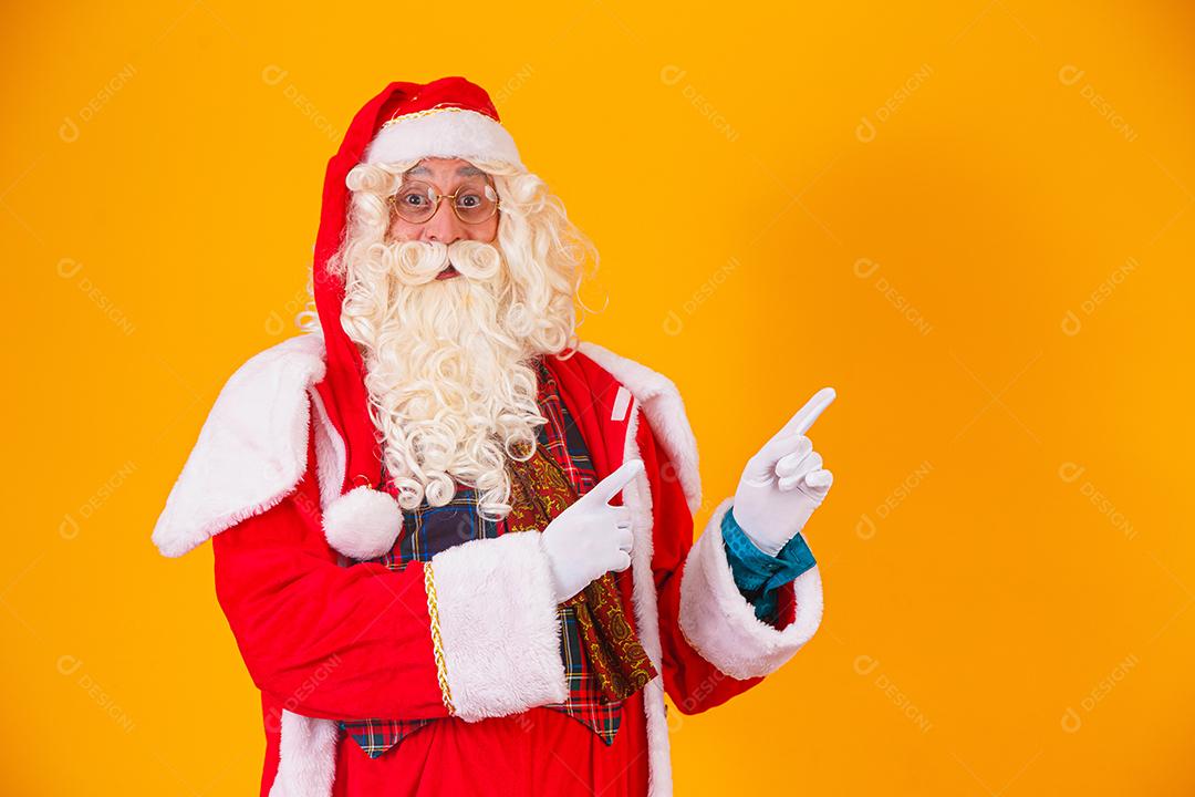 Papai Noel apontando para o lado