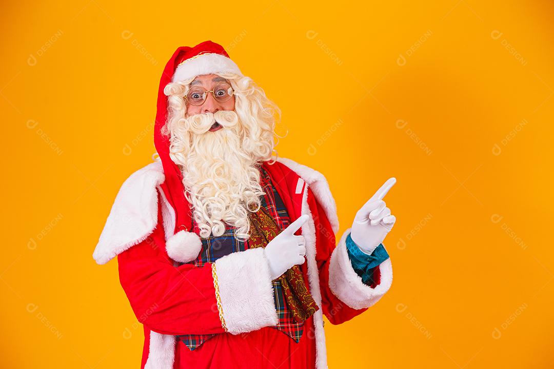 Papai Noel apontando para o lado