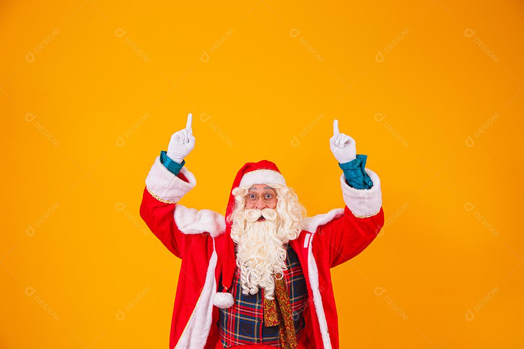Papai Noel apontando para cima