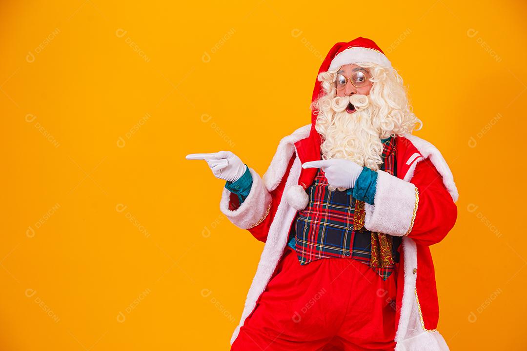 Papai Noel apontando para o lado livre