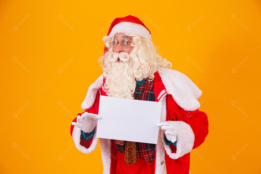 Papai Noel com uma faixa branca Papai Noel segurando um cartão branco