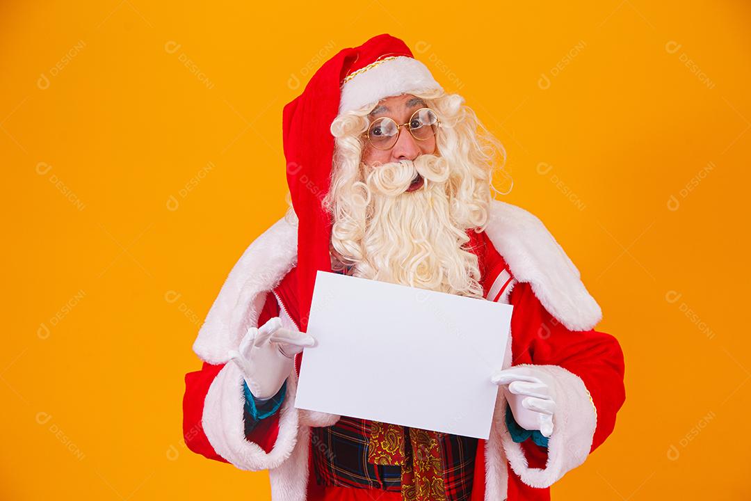 Papai Noel com uma faixa branca com espaço para texto. Papai Noel segurando um cartão branco