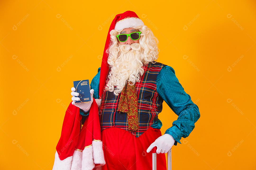 Papai Noel segurando o passaporte brasileiro
