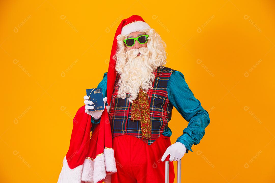 Papai Noel segurando o passaporte brasileiro
