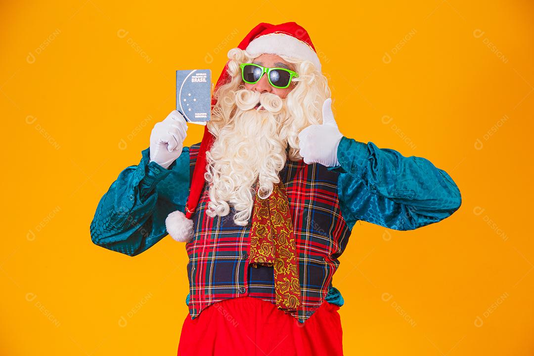 Papai Noel segurando o passaporte brasileiro