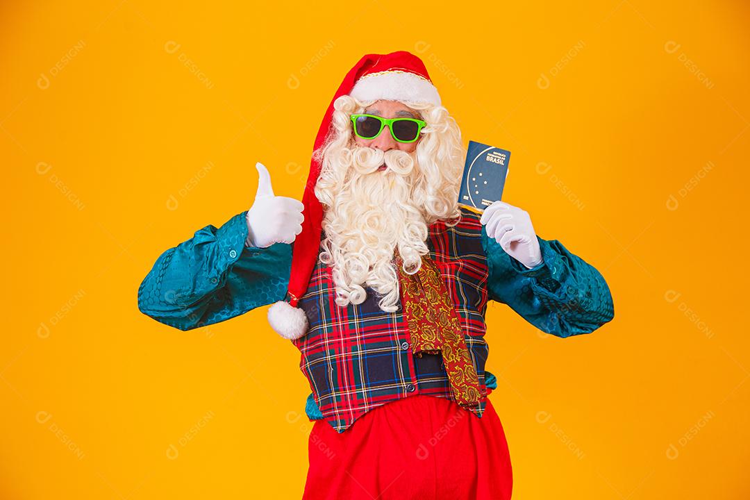 Papai Noel segurando o passaporte brasileiro