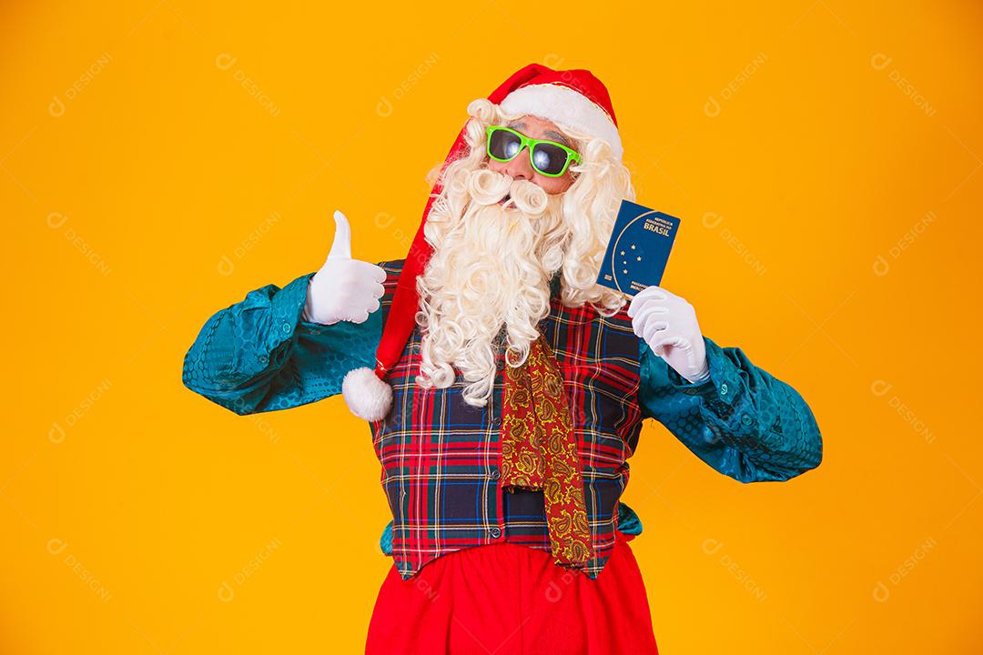 Papai Noel segurando o passaporte brasileiro