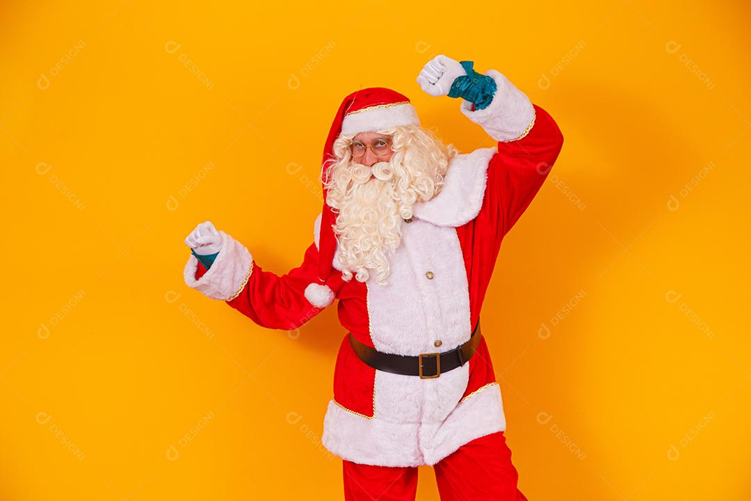 Papai Noel comemorando a vitória em fundo amarelo