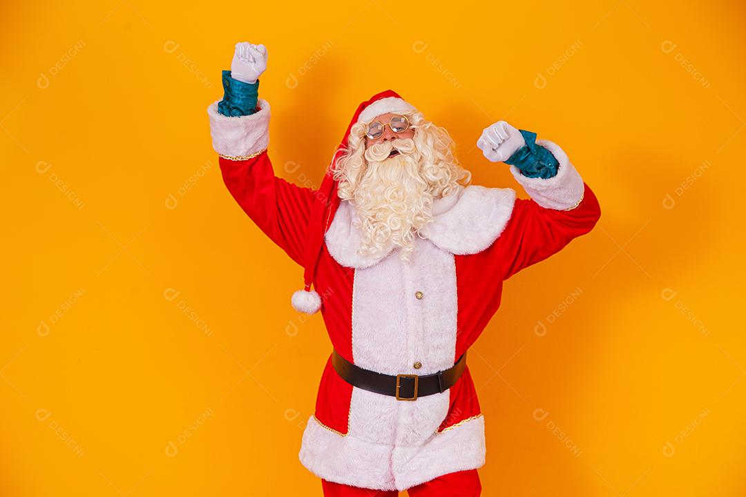 Papai Noel comemorando a vitória em fundo amarelo