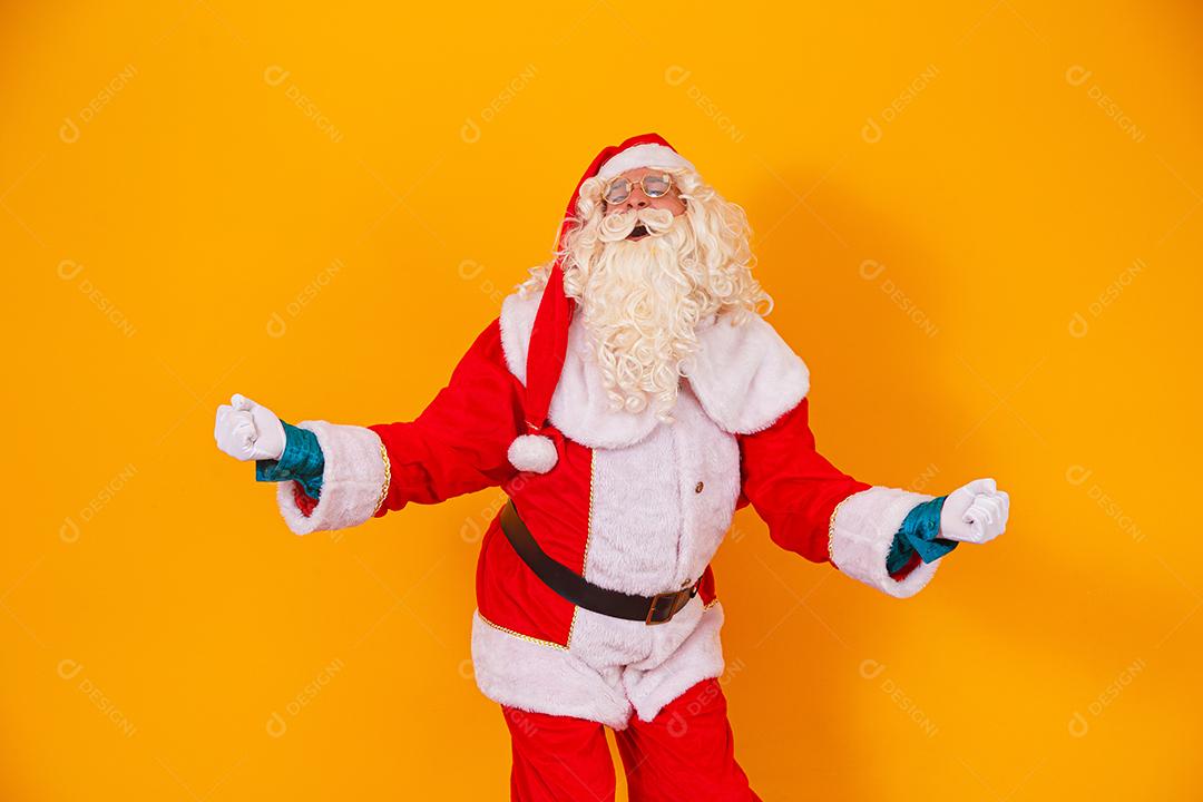 Papai Noel comemorando a vitória em fundo amarelo