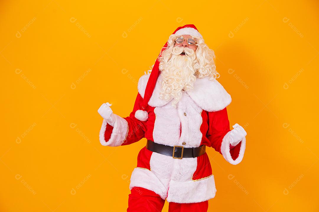 Papai Noel comemorando a vitória em fundo amarelo