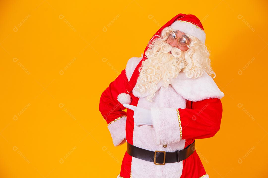 Papai Noel com uma mão fazendo sinal de ok e a outra sim por ter alcançado a meta.