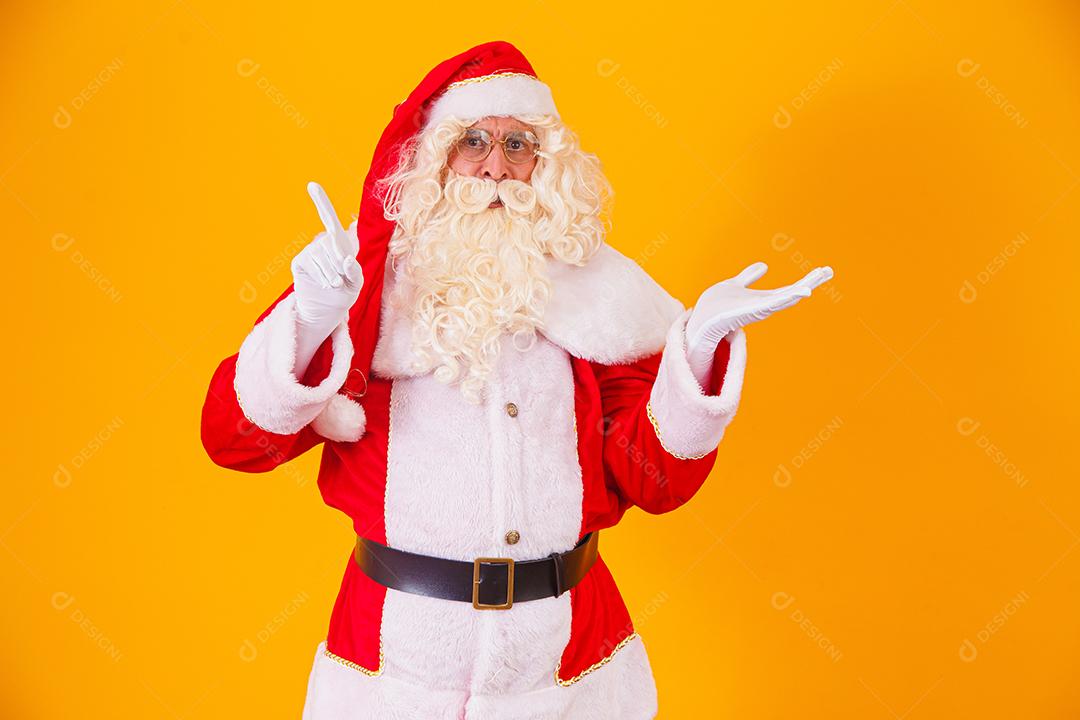 Papai Noel apontando no espaço para texto. Desconto, marketing, sal