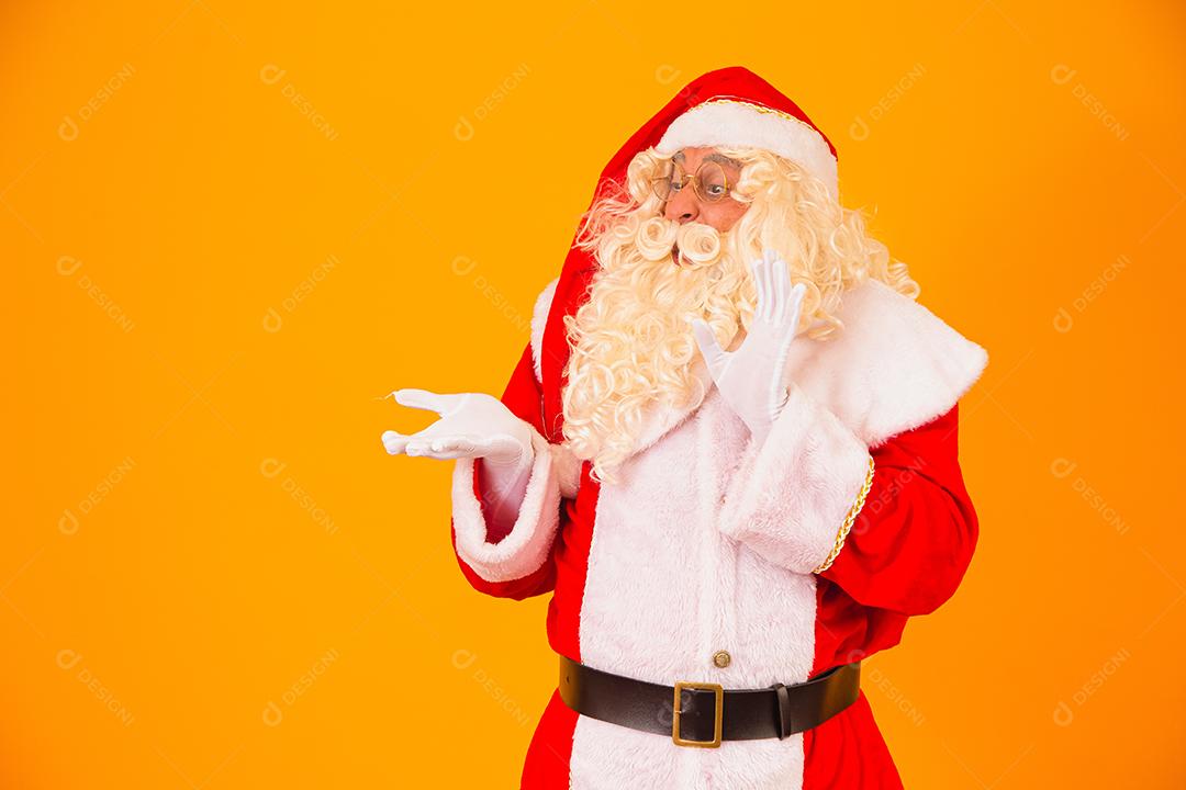 Papai Noel apontando no espaço para texto. Desconto, marketing, sal