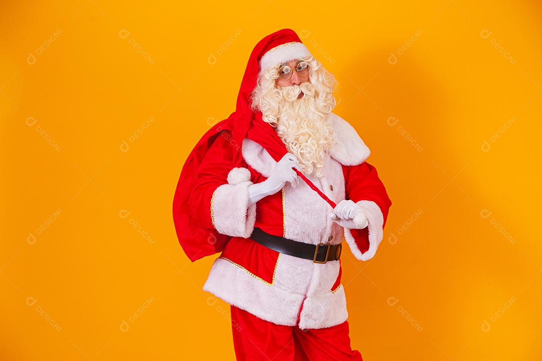 Papai Noel com uma sacola enorme na pressa de entregar gif de Natal