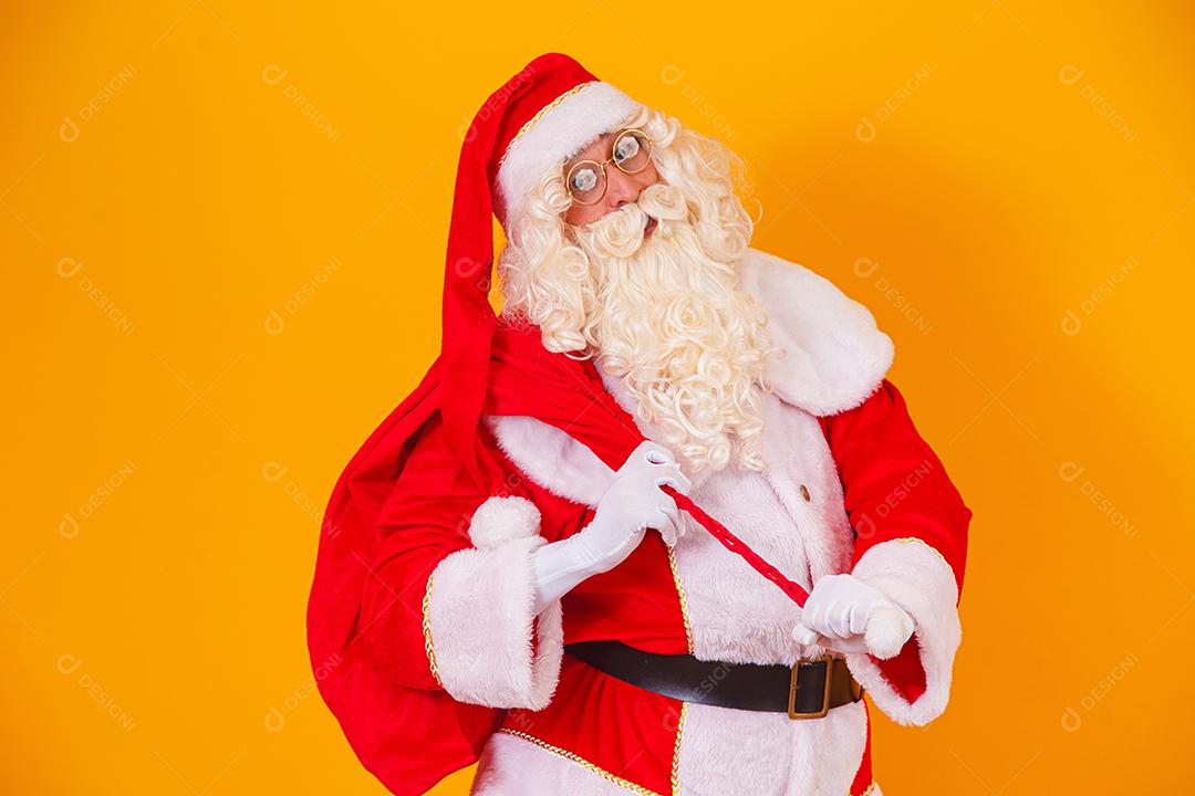Papai Noel com uma sacola enorme na pressa de entregar gif de Natal