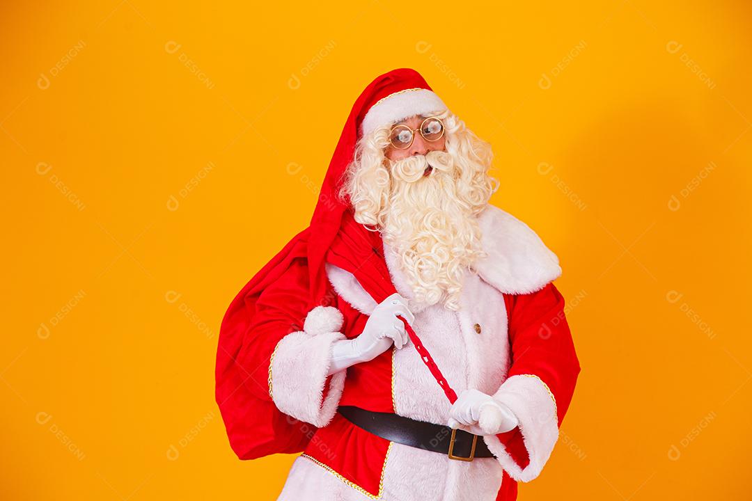 Papai Noel com uma sacola enorme na pressa de entregar gif de Natal