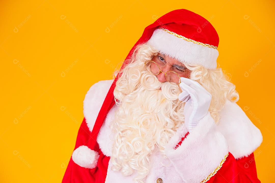 Papai Noel olhando para a câmera.