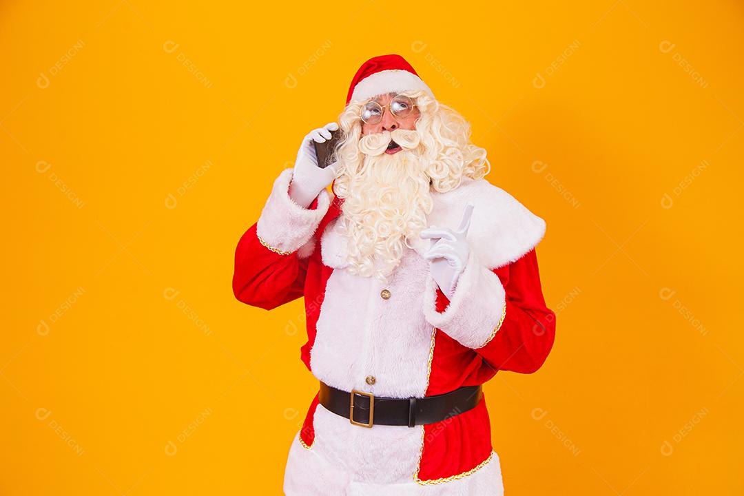 Papai Noel falando ao telefone