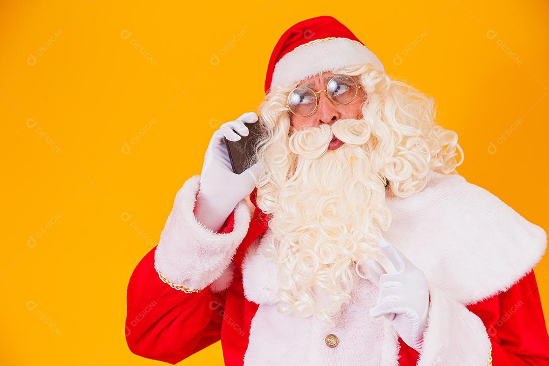 Papai Noel falando ao telefone