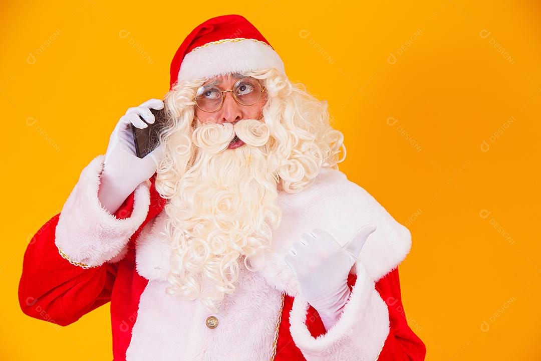 Papai Noel falando ao telefone