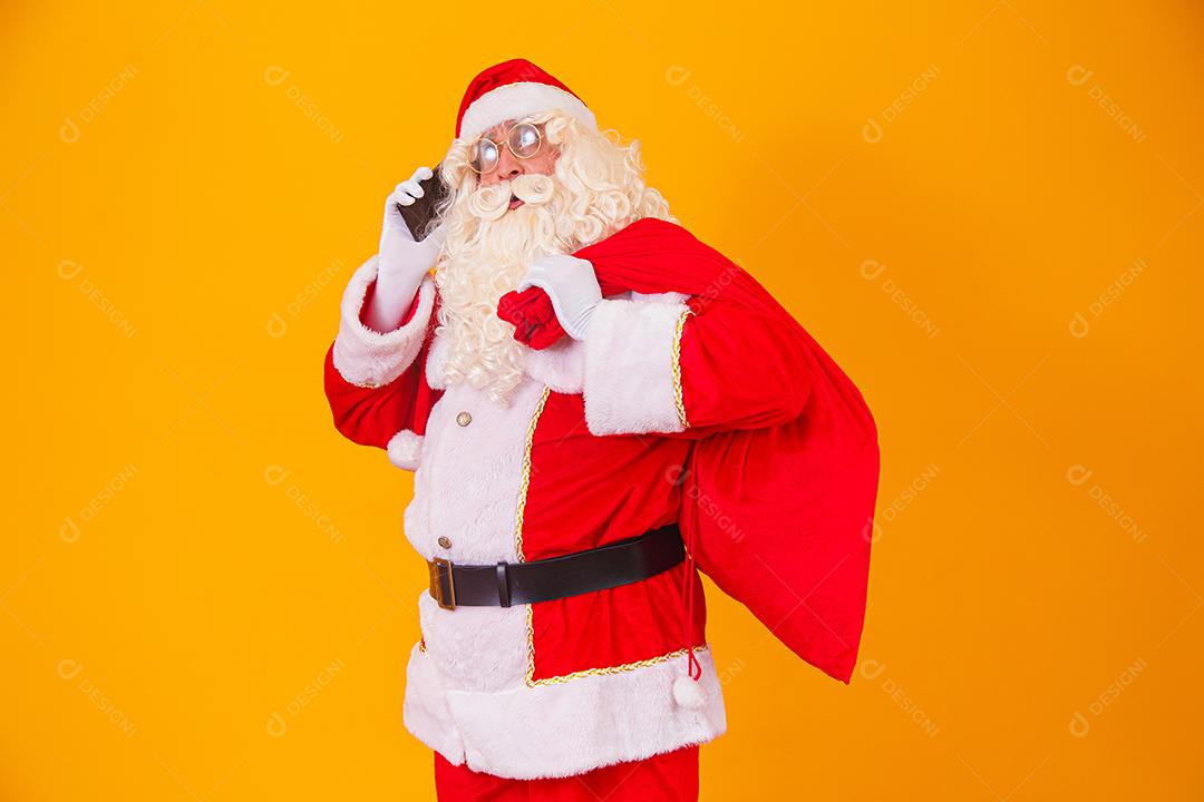 Papai Noel falando ao telefone