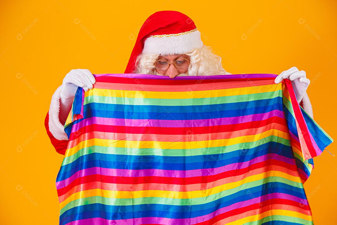 Gay Papai Noel segurando a bandeira LGBT. Conceito de orgulho gay de Natal.