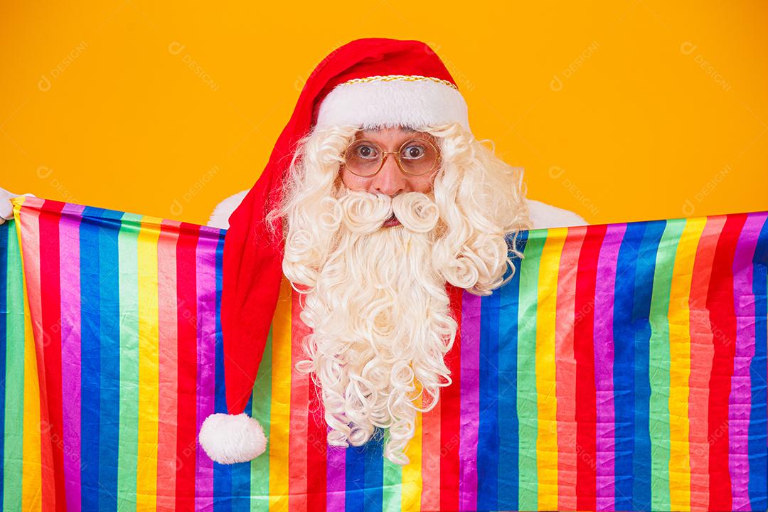 Gay Papai Noel segurando a bandeira LGBT. Conceito de orgulho gay de Natal.