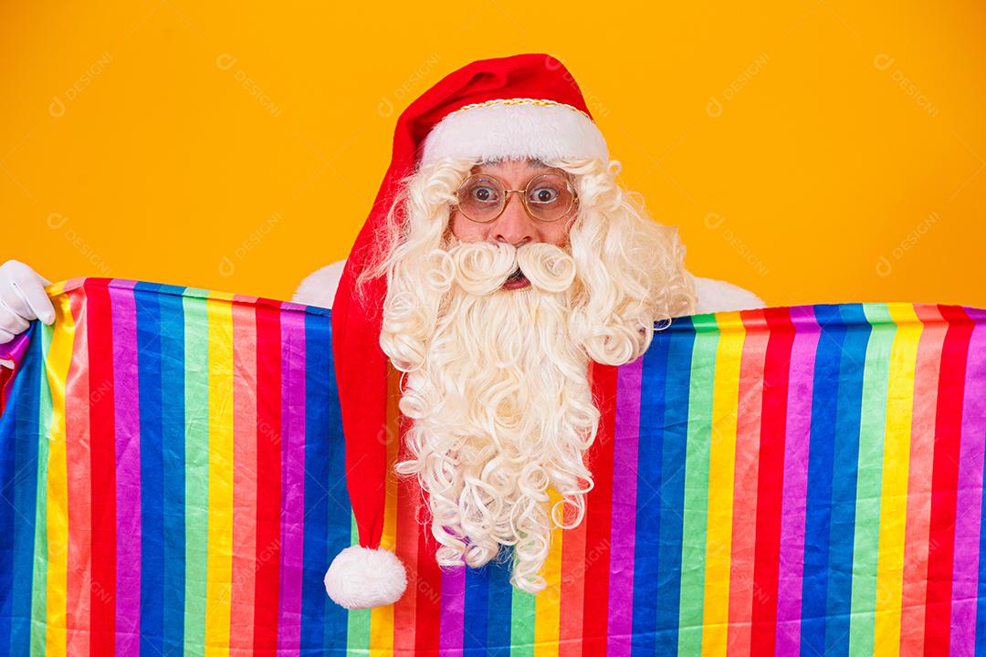 Gay Papai Noel segurando a bandeira LGBT. Conceito de orgulho gay de Natal.