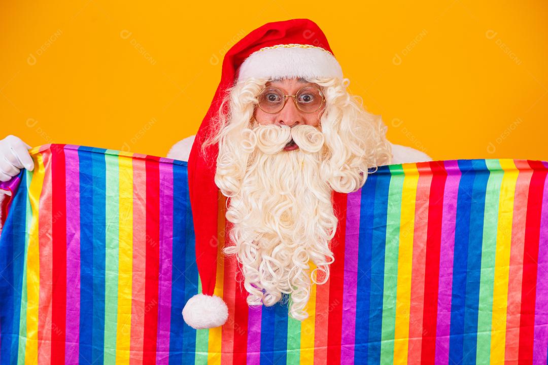 Gay Papai Noel segurando a bandeira LGBT. Conceito de orgulho gay de Natal.